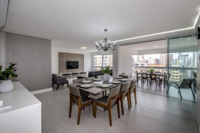 Apartamento 3 suítes, amplo para toda a família, no coração de Meia Praia